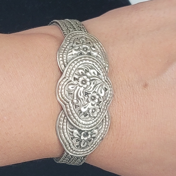 Elegant Silver Floral Bracelet - Picture 1 of 10
